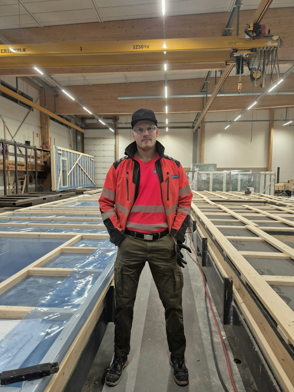 Tuomas Tirkkonen elementtitehtaan hallissa.